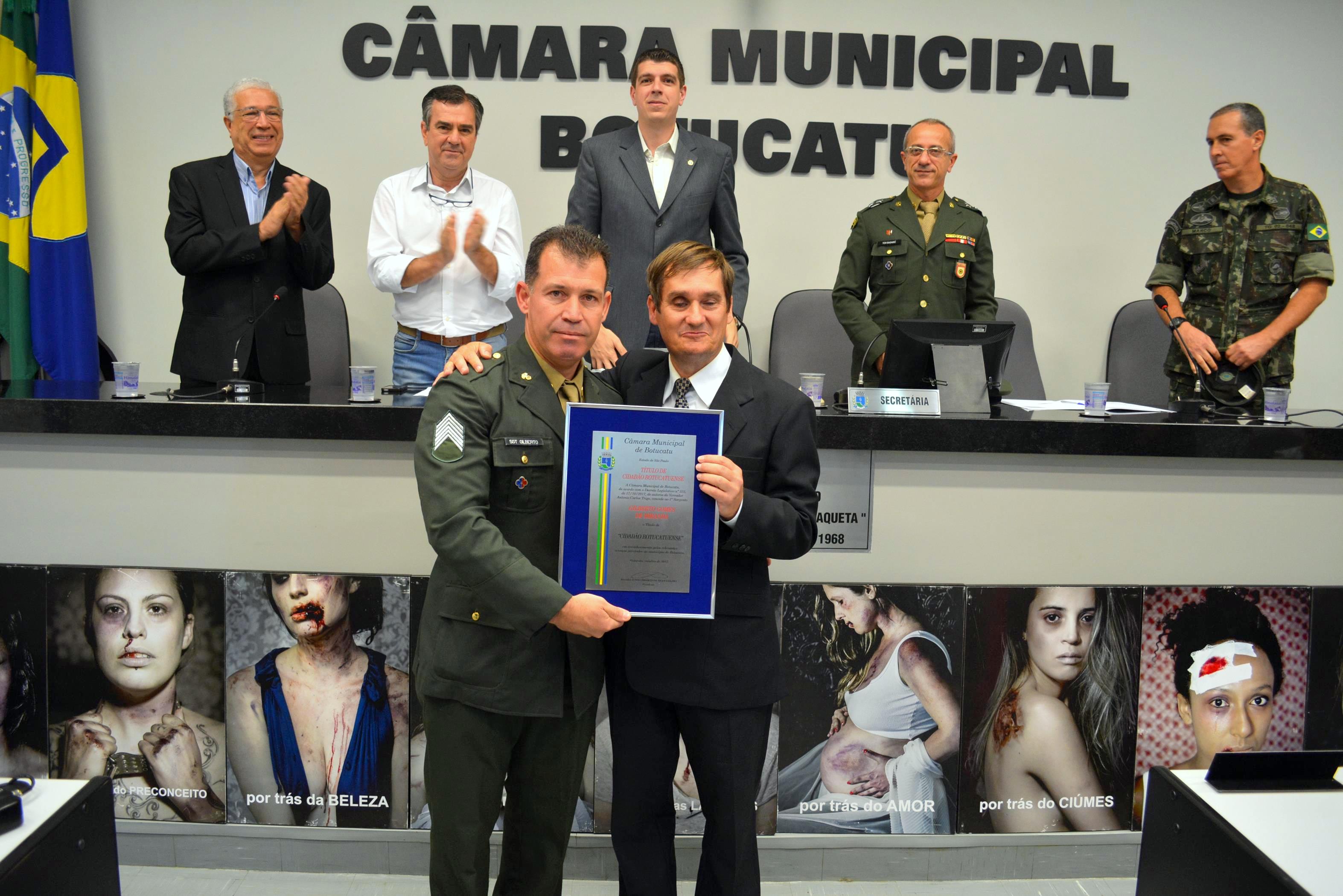 Em dia de homenagens, sargento Gilberto recebe título de Cidadão Botucatuense